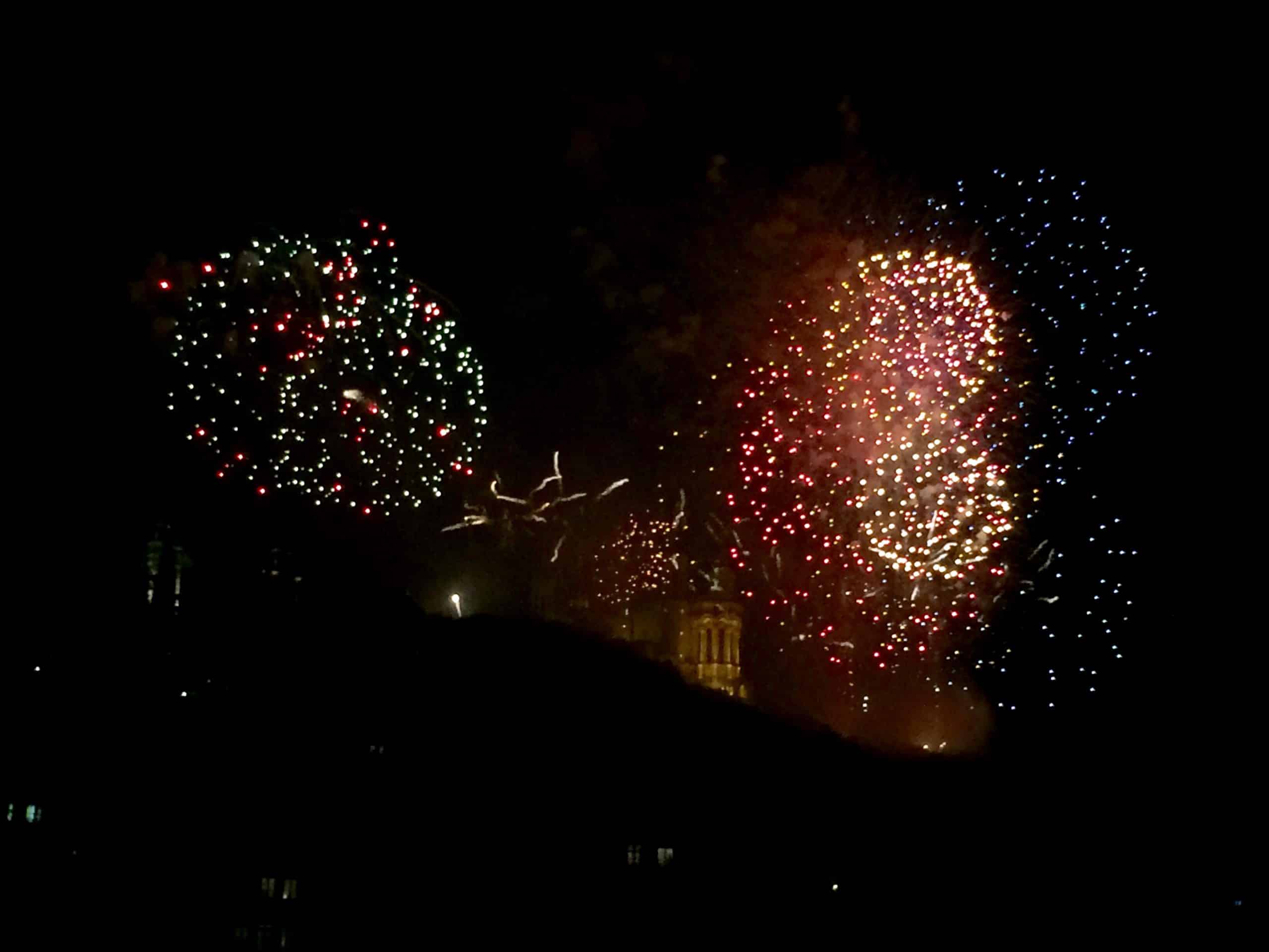 UNE GRANDE PARADE DANS LE CIEL LYONNAIS POUR LE FEU D’ARTIFICE