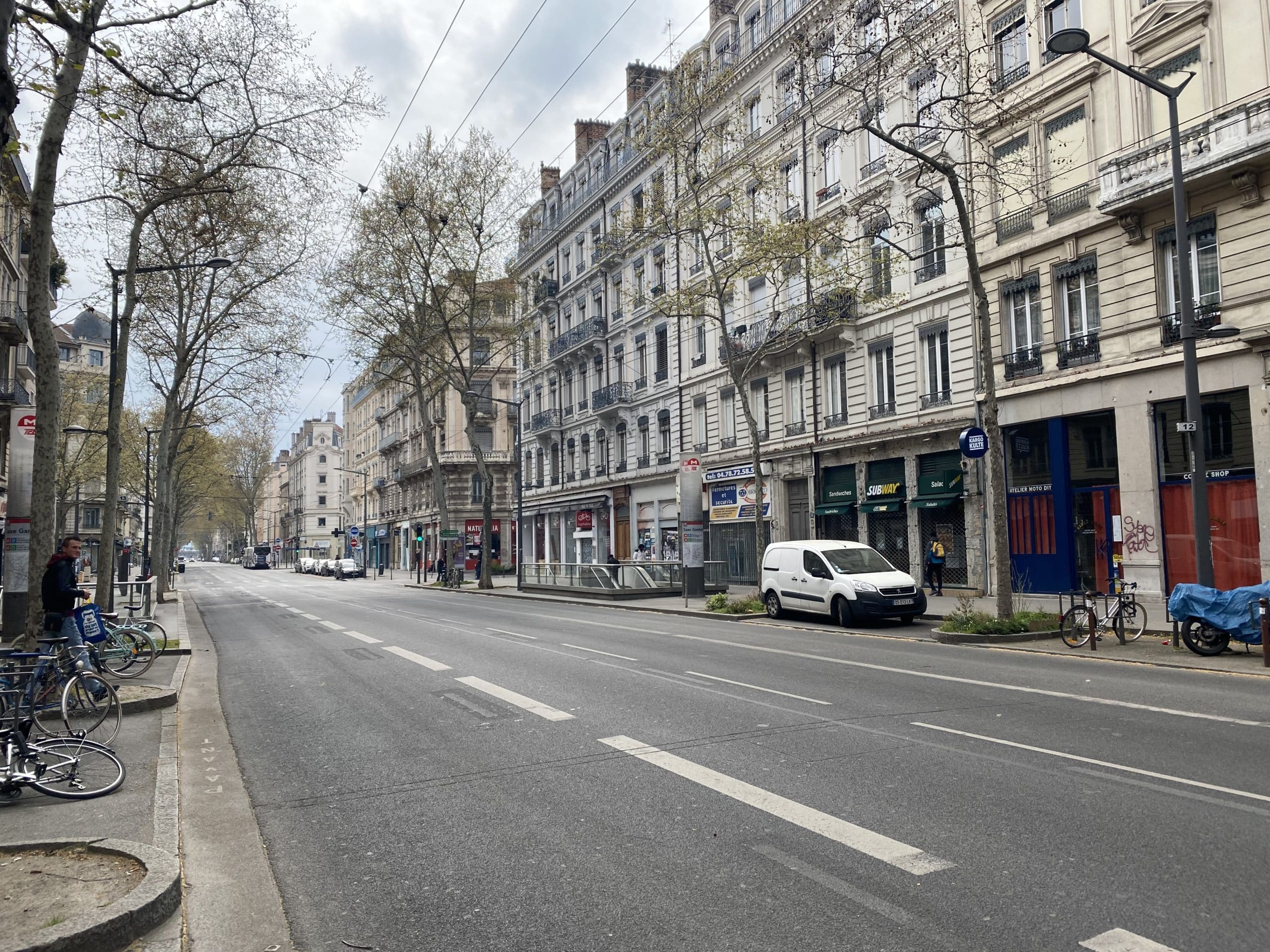 Désinfection ciblée du mobilier urbain à Lyon