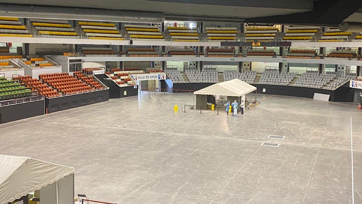 centre de dépistage COVID-19 au palais des sports de Gerland