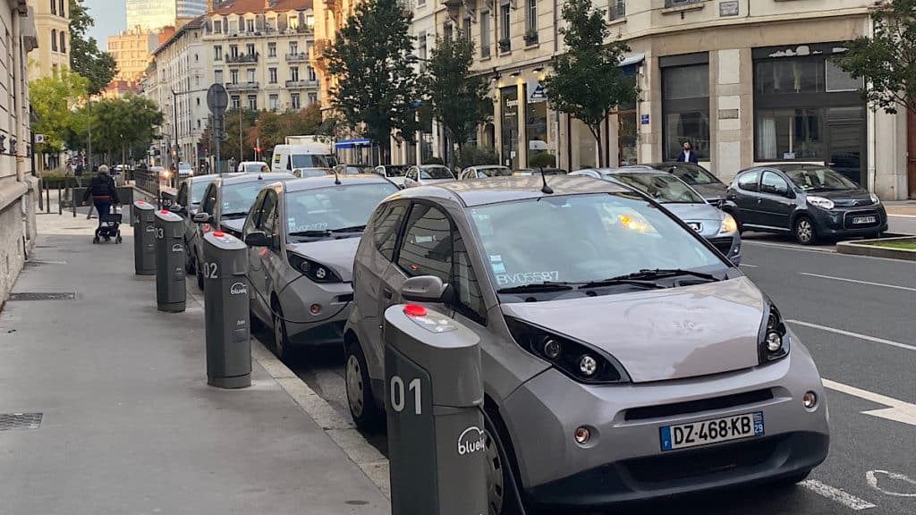 AutoPuzz reconditionne les BlueLy et les met en vente