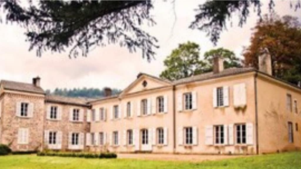 Jean-Loup Rogé vient d'investir dans le Beaujolais au Château de Poncié pour y produire du vin bio