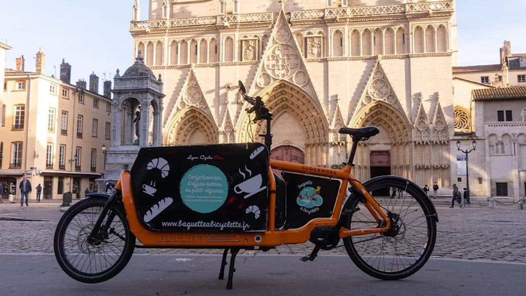livraison de pain et de viennoiseries à vélo