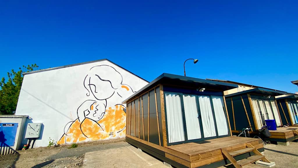 Des femmes isolées avec enfants mises à l'abri dans des tiny houses à Villeurbanne