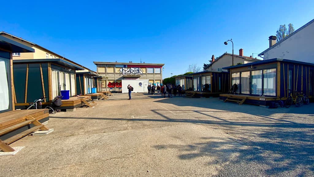 Des femmes isolées avec enfants mises à l'abri dans des tiny houses à Villeurbanne
