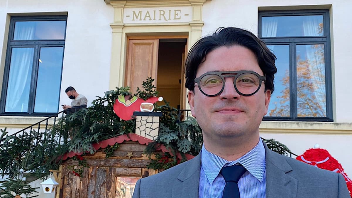 Olivier Araujo devant sa mairie