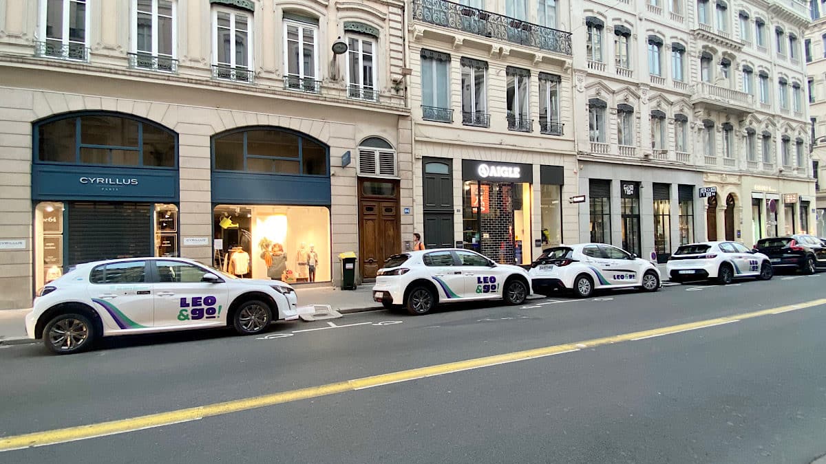 voitures Leo&Go stationnées