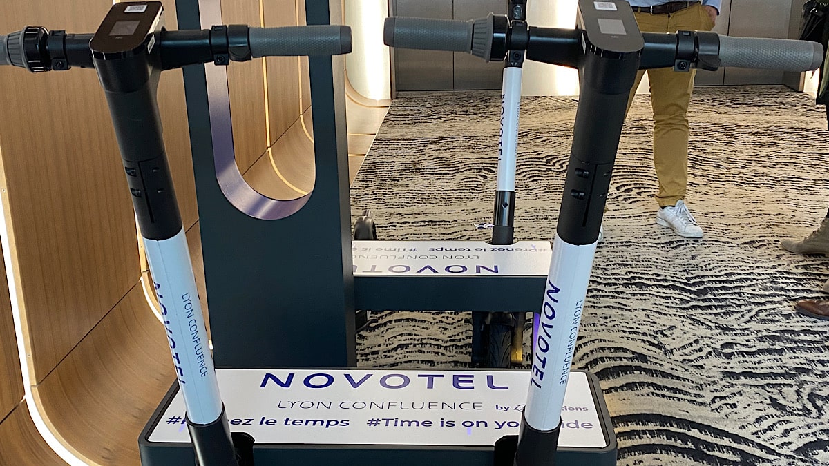 trottinettes au Novotel Confluence