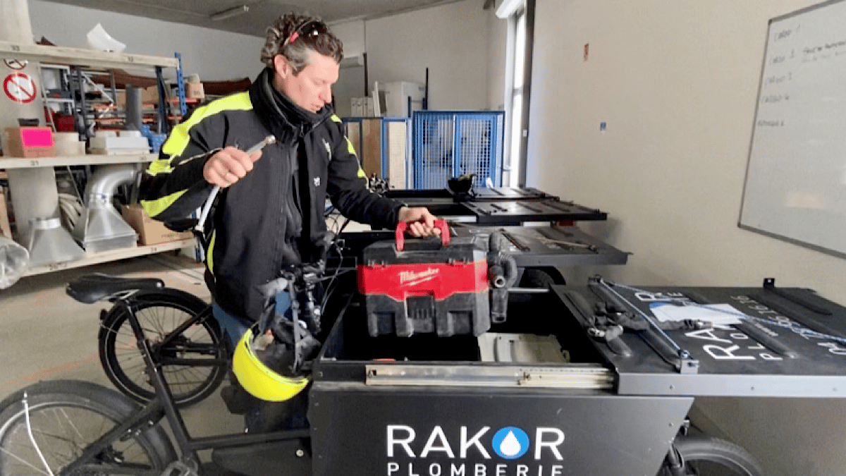 Rakor : Profession plombier ! Signe particulier : à vélo !