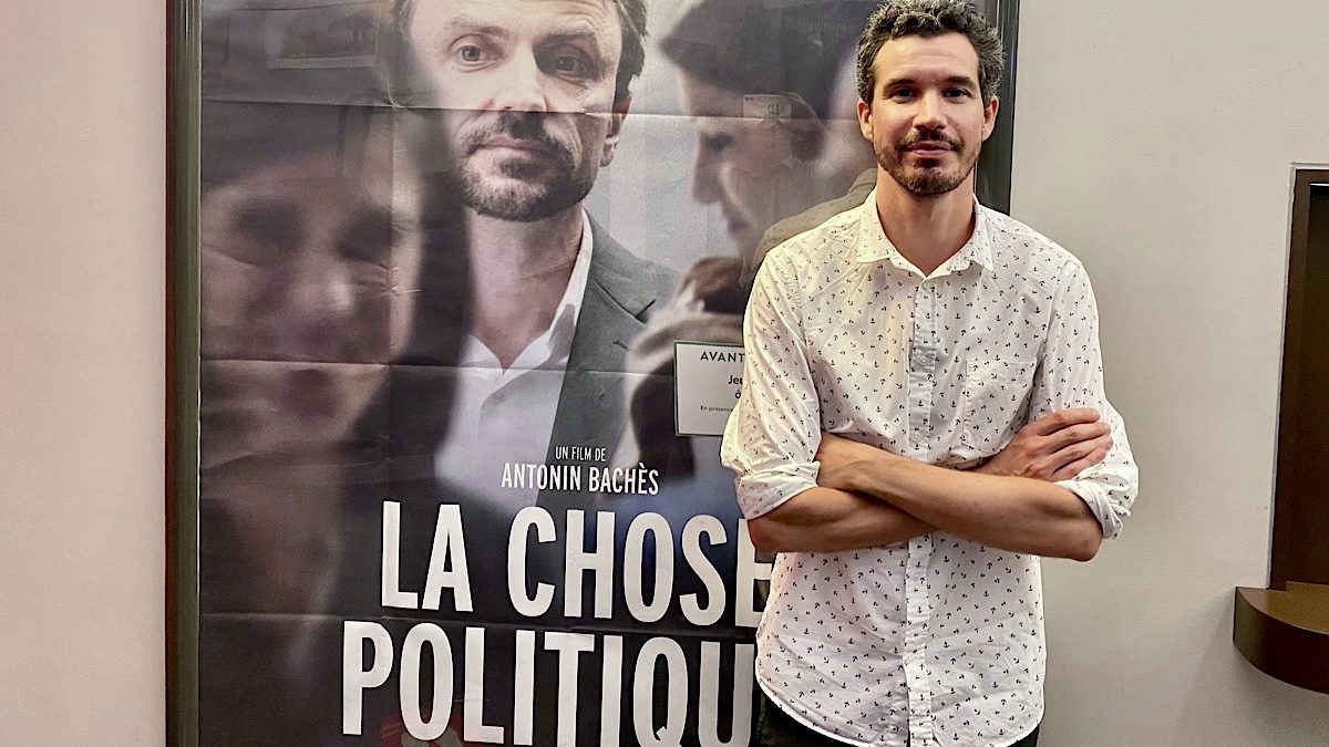 Antonin Bachès devant l'affiche du documentaire "La Chose Politique"
