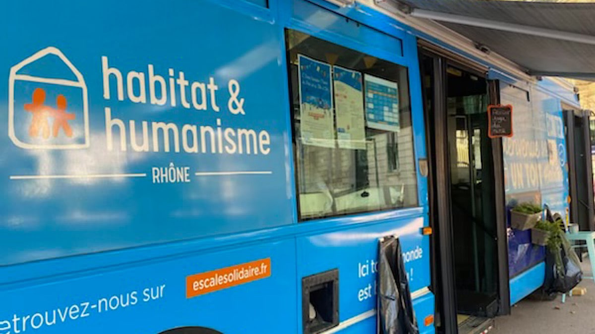 Escale solidaire : un bus réaménagé pour accueillir