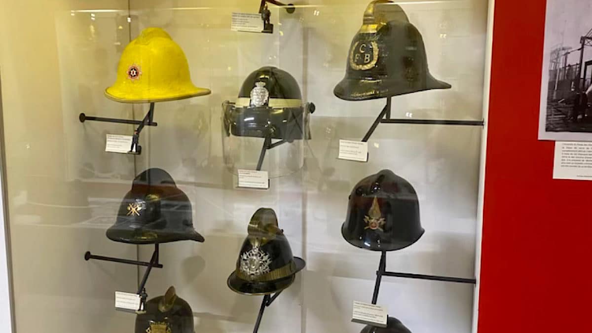 collection de casques de pompiers
