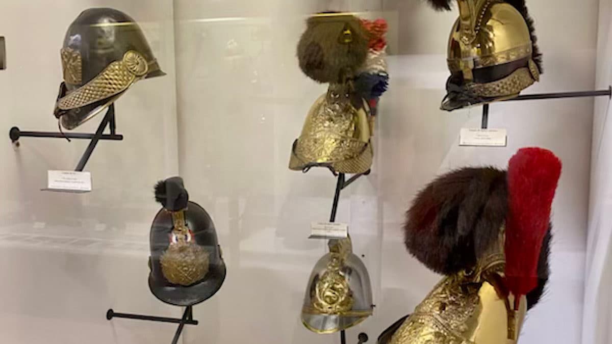 collection de casques de pompiers