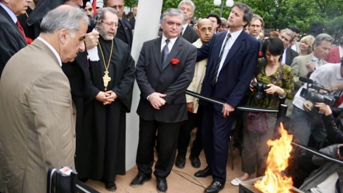 Jules Mardirossian inaugure en 2006 le Mémorial du génocide des Arméniens