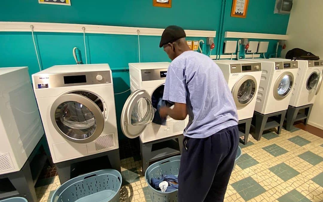 Une laverie solidaire dans les bains douches à Lyon