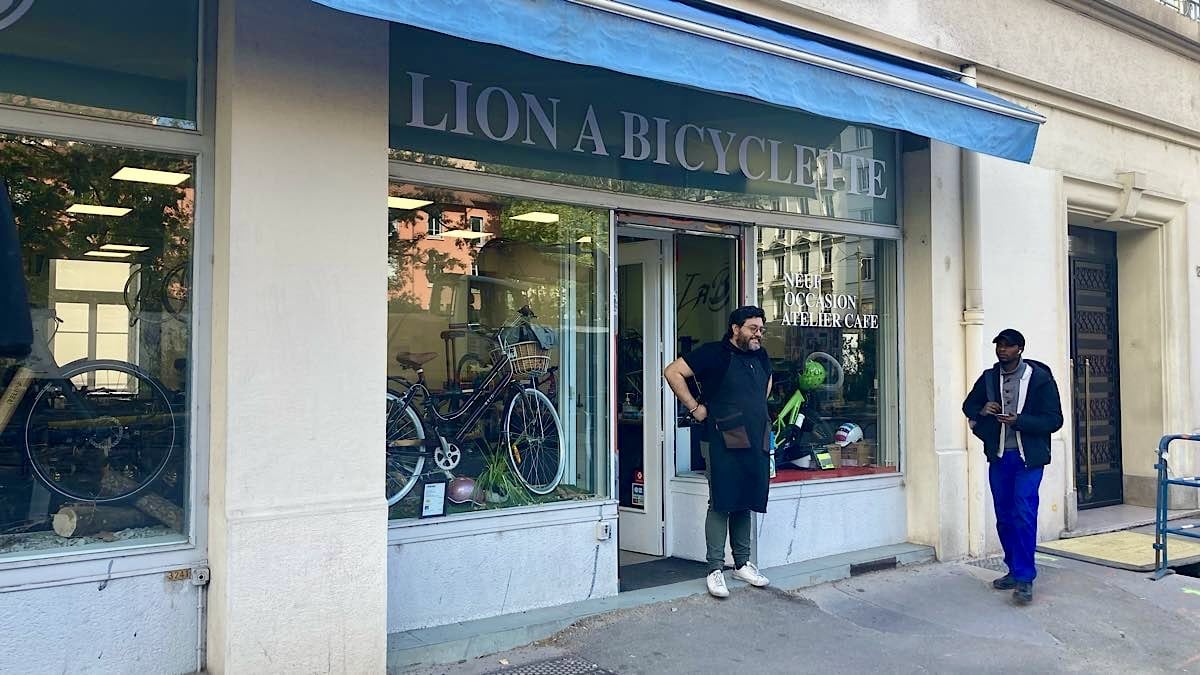 Lion à bicyclette
