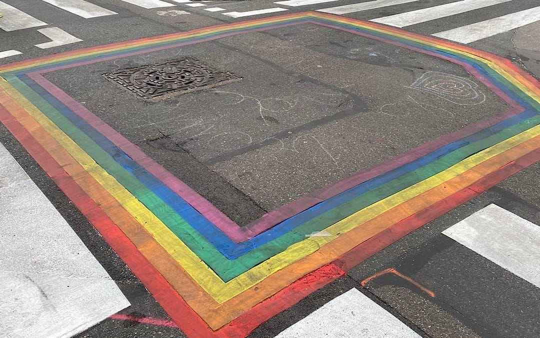 Un passage piéton arc-en-ciel à Lyon