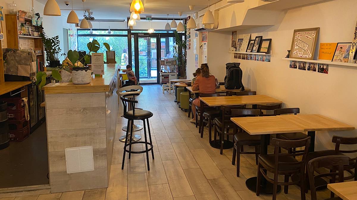 café