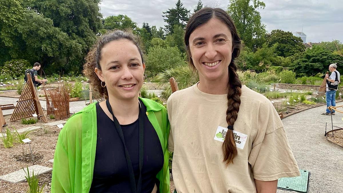 Camille (médiatrice scientifique) et Agnès (jardinière botaniste)