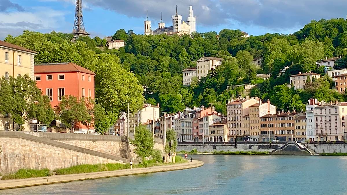 vue sur Lyon depuis un bateau