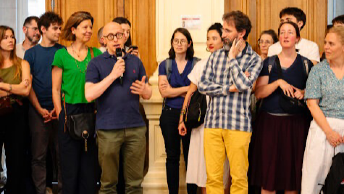 collectif né à Paris